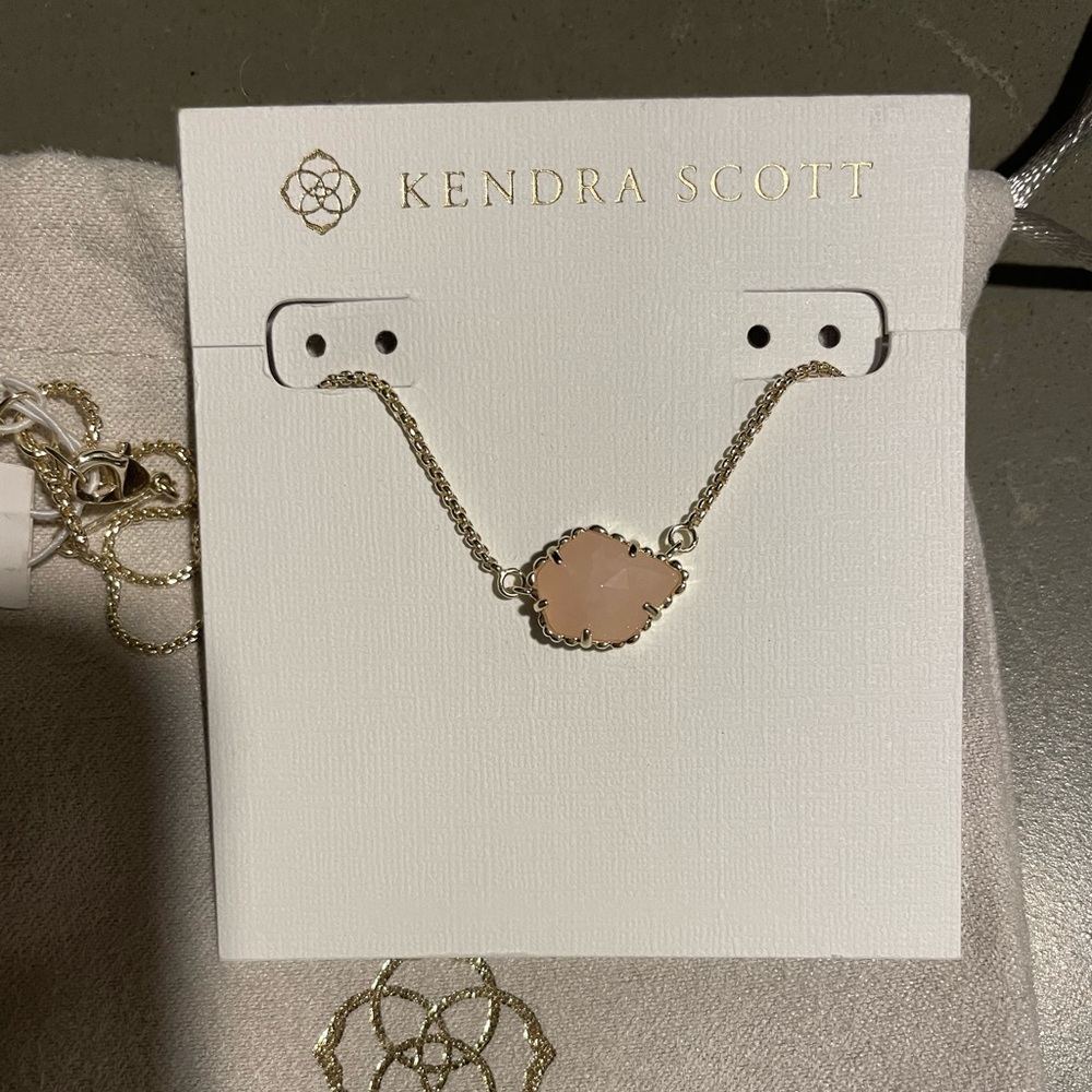 Kendra Scott necklace